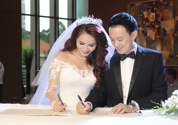 Cả hai đã có hai năm yêu nhau trước khi tiến tới hôn nhân.